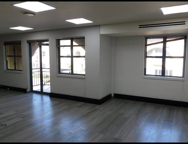 188M² OFFICE TO LET IN HYDE PARK